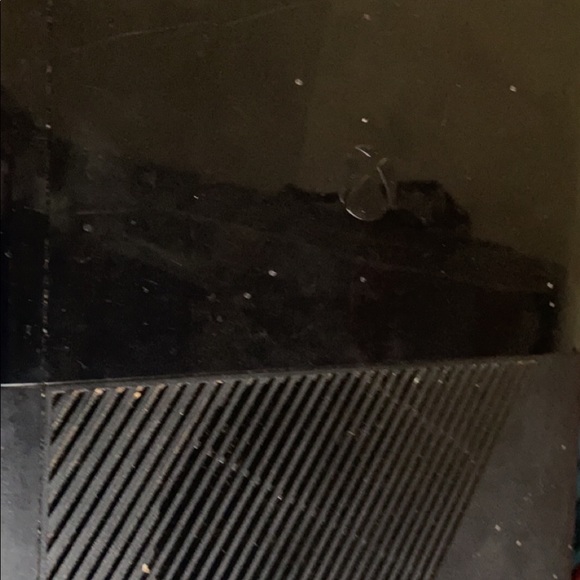 I’m selling a Xbox 360 it’s in working condition I’ve had it for abt a year